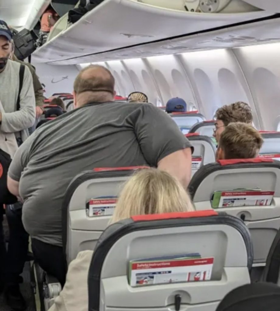 ✈️Photo Of Passenger On Flight Goes Viral, Has Everyone Saying The Same Thing.. See more .