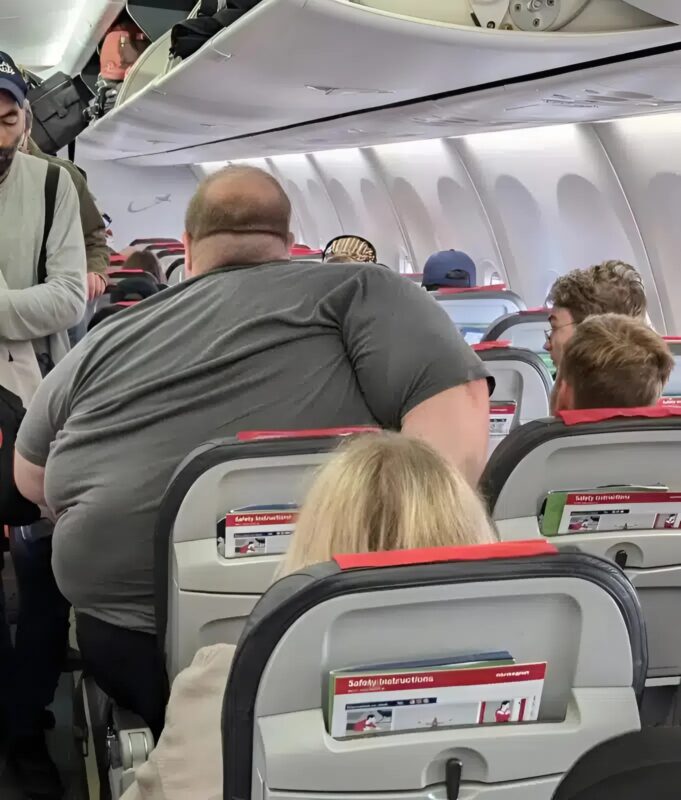 When a flight attendant tried to remove a man 👨from the plane because of his weight, no one expected the powerful response — what happened next stunned everyone onboard.